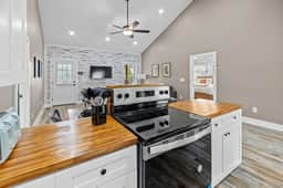 Waterfront Lake Keowee Hideaway - Image 4