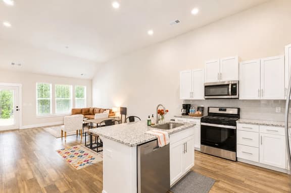 Tiger Touchdown Townhome near Patrick Square - Image 1